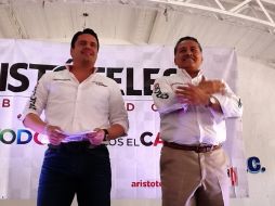 Aristóteles Sandoval y Arturo Zamora durante la gira de hoy.  /