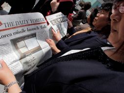 Personas en Tokio leen sobre el fallido lanzamiento realizado por Corea del Norte. AP  /