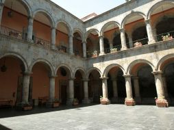 Autoridades realizaron observaciones y mediciones de daños en el edificio del Ayuntamiento de Guadalajara. ARCHIVO  /