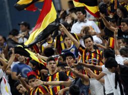 La afición de los Leones Negros festeja el pase de su equipo a la liguilla.  /