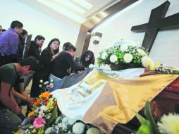 RESIGNACIÓN.- Amigos y familiares acompañan a uno de los cinco estudiantes que fallecieron en accidente.  /