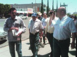 Óscar Laris, candidato a alcalde de Villa Hidalgo, dio a Enrique Alfaro un breve recorrido.  /