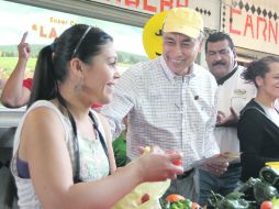Fernando Garza convivió ayer con locatarios de un mercado en la colonia Constitución.  /