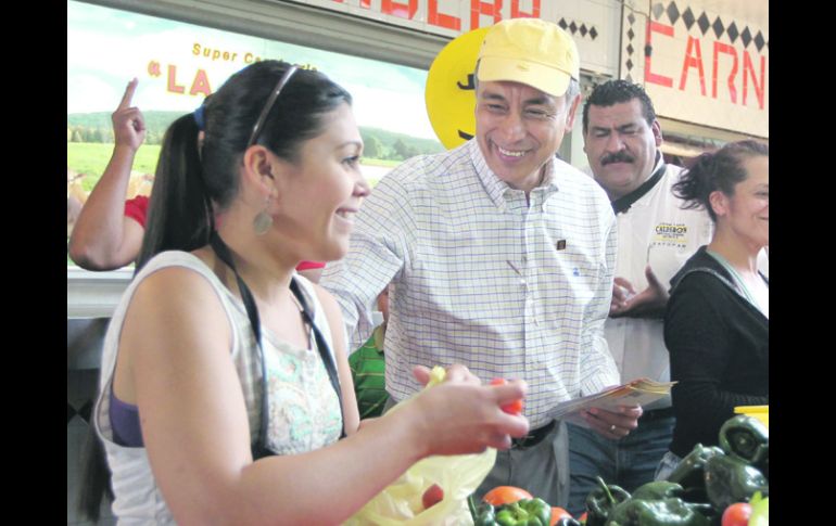 Fernando Garza convivió ayer con locatarios de un mercado en la colonia Constitución.  /