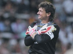 El guardameta de Leones Negros, Hernán Cristante, agradece el apoyo de los aficionados que se dieron cita en el Estadio Jalisco.  /