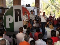 Sandoval días recorrió los municipios de Cihuatlán y Tomatlán, además de Puerto Vallarta. ESPECIAL  /