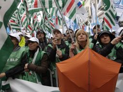 Miembros de sindicatos italianos se manifiestan contra la reforma laboral. ARCHIVO  /