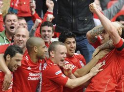 Los jugadores del Liverpool celebran el gol de Andy Carroll. EFE  /