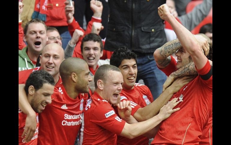 Los jugadores del Liverpool celebran el gol de Andy Carroll. EFE  /