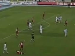 El jugador del Livorno quedó tendido cerca del área de su equipo. Imagen tomada de la televisión. ESPECIAL  /