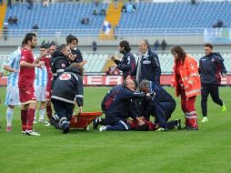 Al quedar tendido sobre el césped Piermario Morosini recibió las primeras asistencias de los médicos del equipo. AP  /