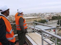 Observadores de la Liga Árabe en la terraza de un edificio en Daraa, al sur de Siria. EFE  /