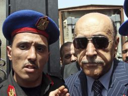 El ex vicepresidente Omar Suleiman en la salida de las oficinas de la comisión electoral en El Cairo, Egipto. EFE  /