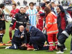 La imagen muestra la desesperación de los médicos que atendian al jugador Morosini, buscando salvarle la vida. AFP  /