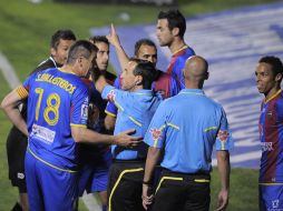 Los jugadores del Levante reclaman al árbitro la marcación de un penal con el que al final perdieron el partido. AFP  /