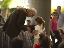El escritor Francisco Hinojosa, interactuando con los niños que visitaron el Trompo Mágico.  /