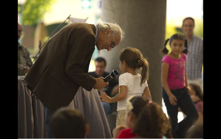 El escritor Francisco Hinojosa, interactuando con los niños que visitaron el Trompo Mágico.  /