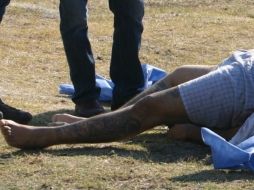 Una de las víctimas traía puesta una playera y boxer, tenía tatuajes en ambas piernas.  /