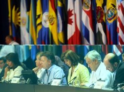 El presidente colombiano, Juan Manuel Santos (2i), y anfitrión de la cumbre, en la sesión plenaria de hoy. EFE  /