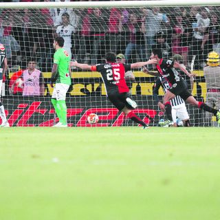 Atlas logra el milagro, se salva y manda a Tecos al infierno