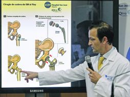 El médico Ángel Villamor explica los detalles de la cirugía practicada al rey Juan Carlos I de España. EFE  /