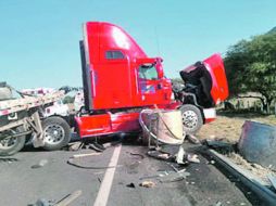 Así quedó uno de los tráileres tras el primer accidente registrado por la mañana.ESPECIAL  /