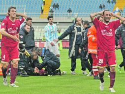 Jugadores del Livorno reclaman el acceso de la ambulancia al terreno de juego, mientras los médicos tratan de reanimar al mediocampista  /