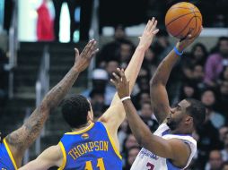 El guardia de los Clippers, Chris Paul (3), logró ayer un doble-doble, de 28 puntos y 13 asistencias ante Golden State. AP  /