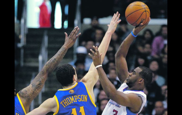 El guardia de los Clippers, Chris Paul (3), logró ayer un doble-doble, de 28 puntos y 13 asistencias ante Golden State. AP  /