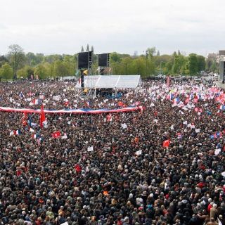 Candidatos presidenciales rivales movilizan a miles en Francia