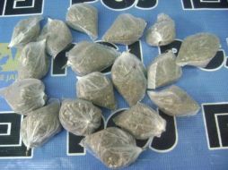 Algunos de los envoltorios con el enervante que se aseguraron a los detenidos.  /