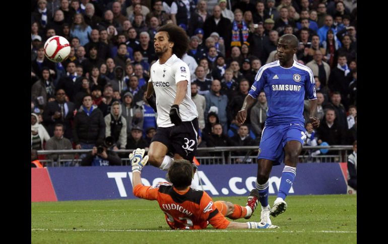 Acción del partido entre el Chelsea y el Tottenham jugado en Londres. EFE  /