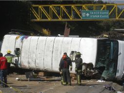 El pasado jueves un camión embistió el autobús donde viajaban estudiantes y dos profesores de la Facultad de Economía. ARCHIVO  /