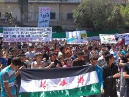 Fotografía sin fecha que muestra a ciudadanos manifestándose en Douma, cerca de Damasco. EFE  /