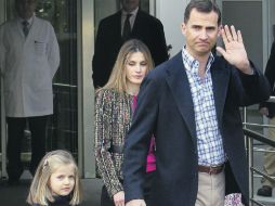 El príncipe Felipe abandona el hospital junto a su familia tras visitar al rey. Es la cuarta cirugía de Juan Carlos desde mayo de 2010.  /