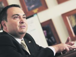 Horacio Vázquez, presidente de la Cámara de Joyería Jalisco, dice que la industria renueva moldes a fin de que las piezas sean ligeras.  /