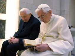 El Papa Benedicto XVI (d) rezando con su hermano el monseñor Georg Ratzinger (i) en la Ciudad del Vaticano. EFE  /