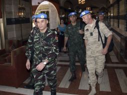 Los observadores de Naciones Unidas para verificar el alto el fuego en Siria salen del Hotel Sheraton en Damasco, Siria. EFE  /
