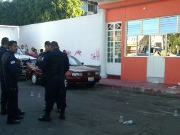 Policías de Guadalajara acudieron al domicilio donde fue agredido Salvador Ramírez.  /