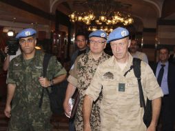 : Los observadores de Naciones Unidas para verificar el alto el fuego en Siria salen del Hotel Sheraton en Damasco, Siria. EFE  /