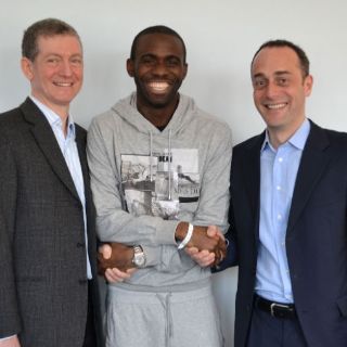 Muamba abandona el hospital un mes después de su colapso