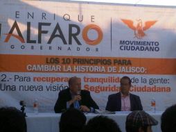 Enrique Alfaro visitó la zona conocida por el comercio irregular de autopartes. Imagen tomada de @Alfaro140. ESPECIAL  /