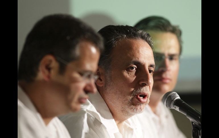 El secretario de Economía, Bruno Ferrari (c) durante una rueda de prensa en el marco del Foro Económico Mundial en Latinoamérica. EFE  /