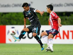 Luis Saritama (izq) en una acción del partido contr Chivas en la primera jornada del Grupo 7. MEXSPORT  /