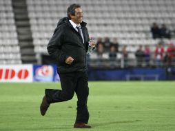 Tomás Boy saliendo riendo de la cancha en Pachuca luego de ser expulsado el sábado. MEXSPORT  /