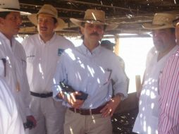 Representantes de Nueva Alianza en el puerto le entregaron una escultura en madera del Caballito de Mar.  /