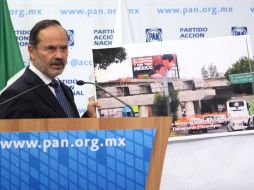 El dirigente nacional del PAN, Gustavo Madero, muestra una imagen del puente donde pide que se realice el debate. EL UNIVERSAL  /