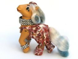 Un pony luce el mítico atuendo de carne de Lady Gaga. ESPECIAL  /