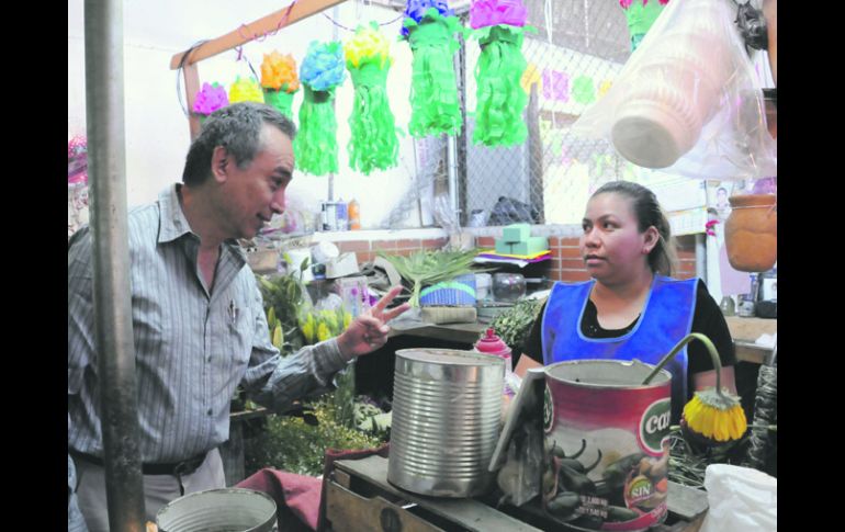 Fernando Garza volvió ayer a pasear por mercados jaliscienses  /