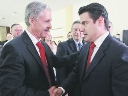 El director de Hospitales Civiles, Jaime Agustín González (izquierda), fue uno de los especialistas que asistieron a la presentación.  /